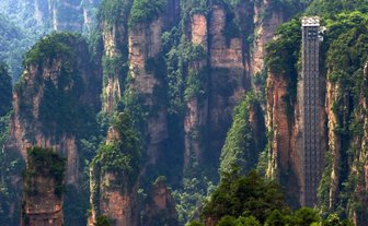 Bailong Aufzug im Zhangjiajie Nationalpark - China mit Jugendlichen
