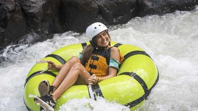 Mädchen genießt Tubing-Tour durch den Nationalpark Rincón de la Vieja – Costa Rica Familienreise