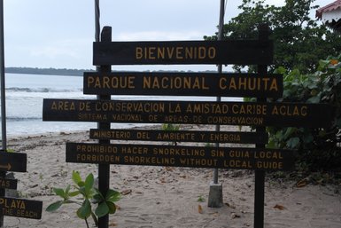 Informationsschild am Eingang zum Strand im Cahuita Nationalpark – Costa Rica Reise mit Kindern