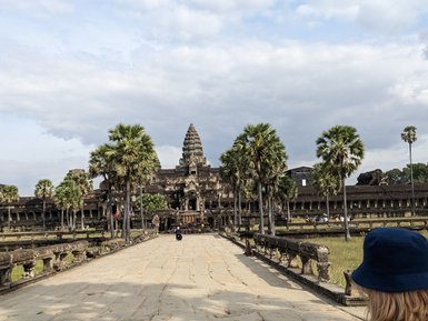 Blick auf Angkor Wat Tempel aus der Ferne – Kambodscha mit Kindern