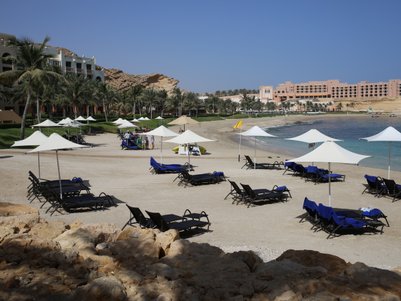 Sandstrand im Shangri-La Barr Al Jissah Resort mit Blick auf das klare Wasser – Oman Familienreise