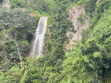 Wasserfall nahe den Elephant Caves – Tansania Familienreise