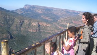 Familie blickt gemeinsam auf die beeindruckende Landschaft des Blyde River Canyon – Südafrika Familienreise