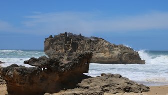 Felsen am Brenton Beach Strand – Garden Route Reise mit Kindern