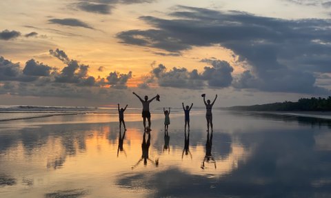 Bunter Sonnenuntergang über dem Pazifikstrand von Uvita – Costa Rica Familienreise