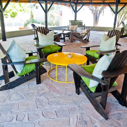 Terrasse Namib Desert Lodge - Namibia mit Jugendlichen