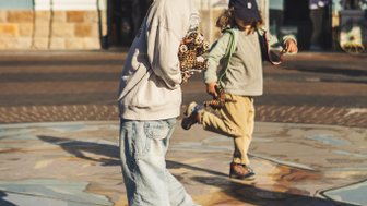 Kinder stehen vor dem Union Castle Building in Kapstadt – Südafrika Familienreise