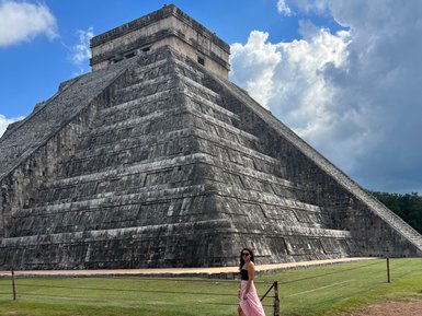 Teenager-Mädchen wird vor der Pyramide von Chichén Itzá fotografiert – Mexiko mit Kindern