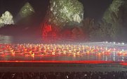 Besucher in der Lichtershow Sanjie Liu in Yangshou - China for family - China mit Kindern