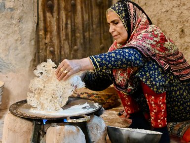 Frau beim Kunsthandwerk im Bait al Safah Museum in Al Hamra – Oman Familienreise