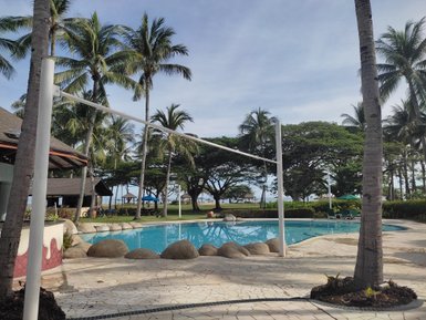 Pool mit Palmen im Nexus Resort & Spa Karambunai – Malaysia & Borneo Familienreise