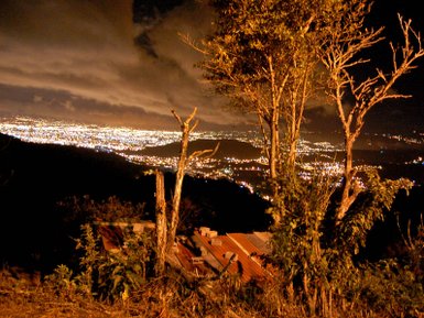 Funkelnde Lichter der Stadt San José in der Abenddämmerung – Costa Rica Reise mit Kindern