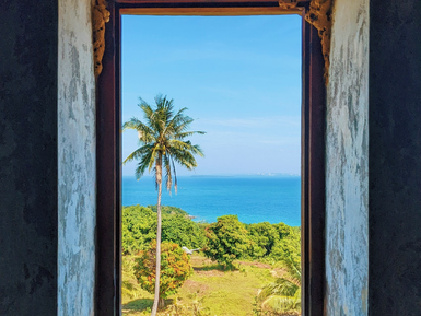 Tropische Küste mit Palmen und klarem Wasser – Kambodscha Reise mit Kindern