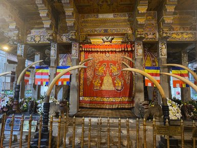 Farbenprächtig gestalteter Innenraum des Zahntempels – Sri Lanka Familienreise