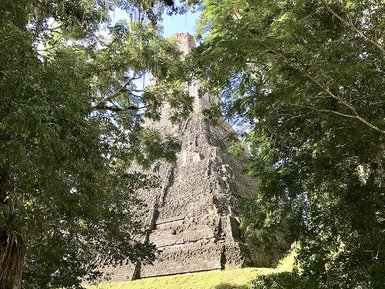 Im Dschungel verborgene Tempelruinen der Maya-Stätte Tikal – Mexiko Reise mit Kindern