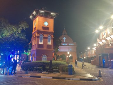 Beleuchtung der historischen Kirche in Melakka bei Nacht – Malaysia & Borneo Reise mit Kindern