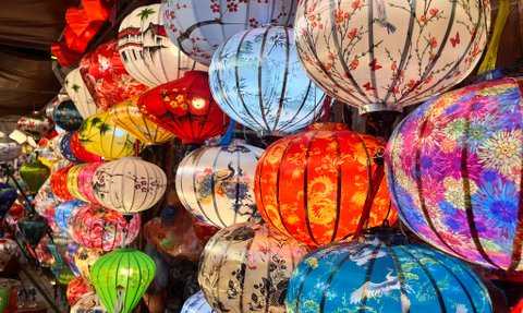 Farbige Laternen schmücken die Straßen der Altstadt – Vietnam Familienreise
