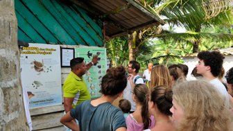 Guide führt eine Familie durch die Schildkrötenaufzuchtstation in Bentota und vermittelt spannende Einblicke – Sri Lanka mit Kindern