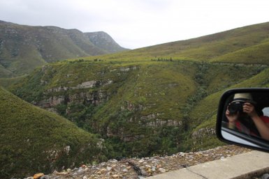 Aus dem Auto heraus fällt der Blick auf die weite Berglandschaft der Klein-Karoo – Garden Route mit Kindern