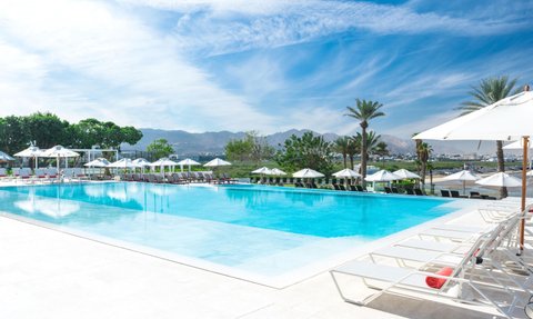 Infinity-Pool mit Blick auf den Golf von Oman im Crowne Plaza Muscat – Familienurlaub in Muscat