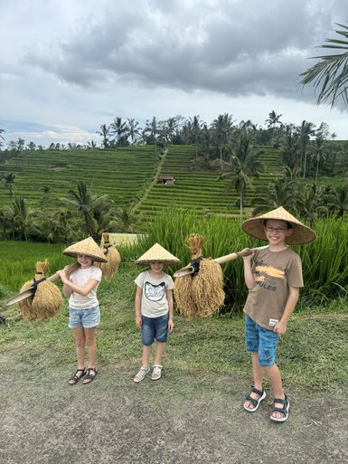 Kinder entdecken das Leben auf den Reisterrassen von Jatiluwih auf Bali – Bali mit Kindern