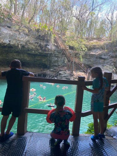 Kinder haben Spaß beim Baden in der Cenote X’Canché nahe der Maya-Ruinen von Ek Balam – Mexiko Familienreise