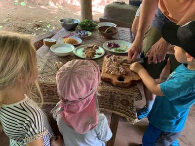 Kinder bereiten gemeinsam eine Mahlzeit in den Tamarind Gardens zu – Sri Lanka Familienreise
