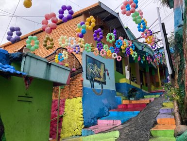 Traditionelles Haus im farbenfrohen blauen Dorf – Bali mit Kindern
