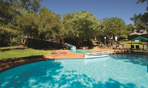 Die entspannte Poolanlage der Kwa Maritane Bush Lodge im Sonnenschein