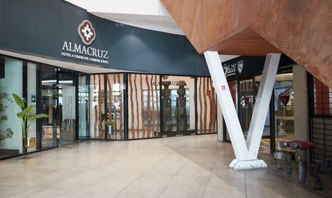 Der Eingangsbereich des Almacruz Hotels in Santiago zeigt moderne Architektur mit großen Fenstern und stilvollen Designelementen.