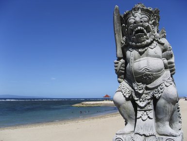 Traditionelle balinesische Statue am Strand von Sanur – Bali mit Kindern