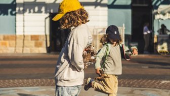 Kinder stehen vor dem Union Castle Building in Kapstadt – Südafrika Familienreise