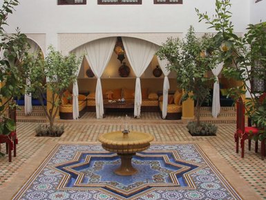 Traditioneller Eingangsbereich im Riad Passali – Marokko Familienreise