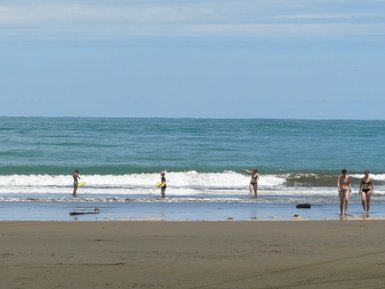 Kinder spielen mit Bodyboards am Strand – Costa Rica Familienreise