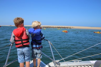 Zwei Kinder stehen auf einem Segelboot - Namibia mit Jugendlichen