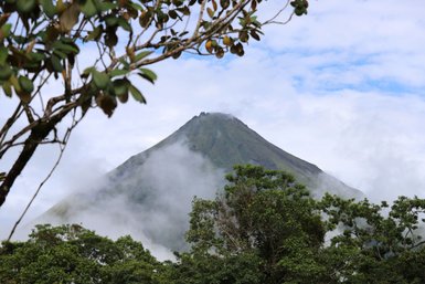 Vulkan Arenal verborgen in mystischem Nebel – Costa Rica Familienurlaub