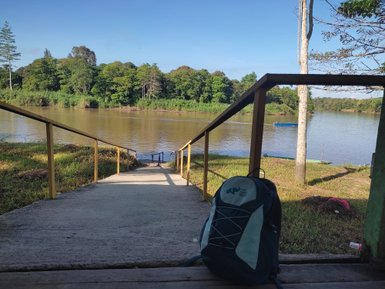 For Family Reisen Rucksack steht am Ufer des Kinabatangan-Flusses – Malaysia & Borneo Familienreise