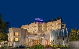 Das Sarovar Premiere Hotel in Jaipur strahlt Eleganz aus, mit modernen architektonischen Elementen und einer stilvollen Fassade.