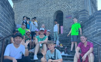 Familien genießen eine Pause auf den historischen Steinstufen der Großen Mauer bei Peking – China mit Kindern