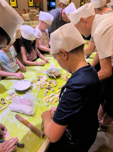 Reisegruppe stellt gemeinsam Jiaozi mit Einheimischen her – China Familienreise
