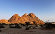 Blick auf die Spitzkoppe - Namibia mit Kindern im Mietwagen