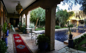 Außenhof im traditionellen Stil im Riad Tama – Marokko Familienreise