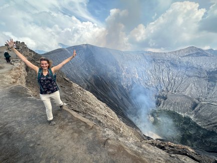 Frau steht und blickt in den Krater des Bromo Vulkans – Indonesien Familienreise