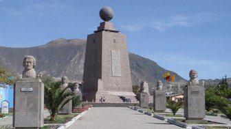 Ein monumentales Denkmal mit einer großen Kugel auf der Spitze, umgeben von Statuen historischer Persönlichkeiten.