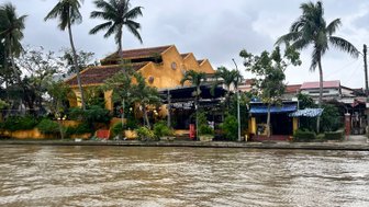Ruhiger Fluss fließt durch die Altstadt von Hoi An – Vietnam mit Kindern