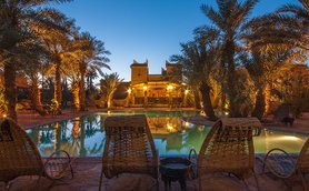 Beleuchteter Pool bei Nacht im Hotel Chez Le Pacha – Marokko Familienurlaub