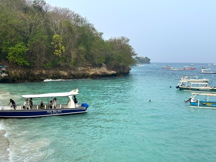 Boote gleiten über das klare, blaue Wasser rund um Nusa Lembongan – Bali mit Kindern