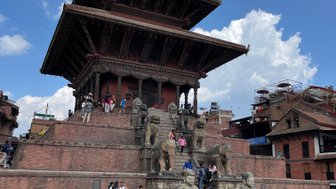 Der Nyatapola-Tempel in Bhaktapur erhebt sich majestätisch mit fünf Stockwerken unter einem strahlend blauen Himmel.