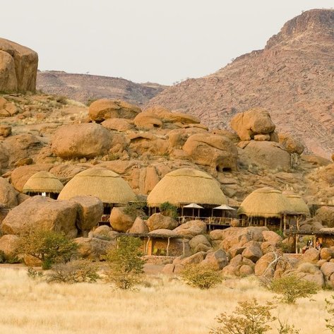 Außenansicht der Unterkünfte des Camps Kipwe - Namibia Urlaub mit Kindern