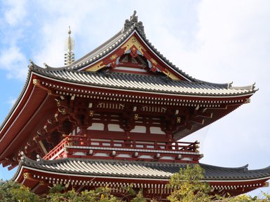 Die beeindruckende Architektur des Senso-ji Tempels in Tokio zeigt kunstvoll verzierte Dächer und lebendige Farben.